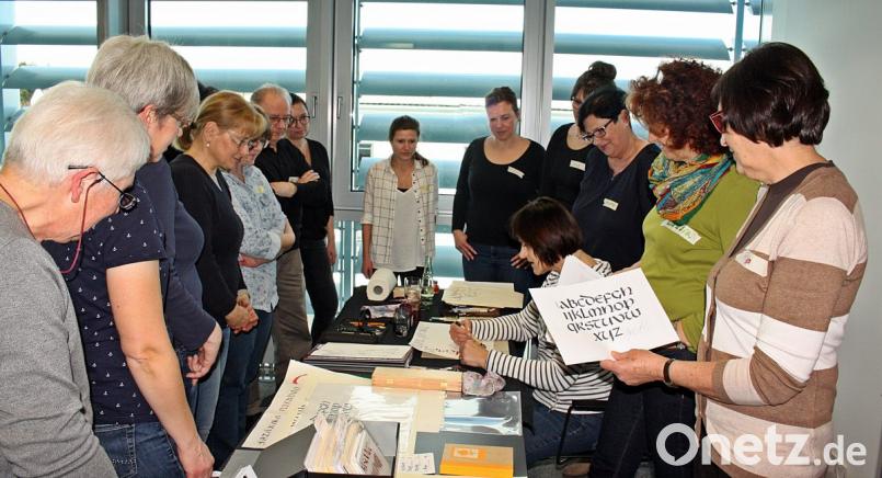 Die richtige Haltung des Werkzeuges und wie man damit Schönschrift aufs Papier bringt, zeigt Brigitte Herrneder beim Kalligraphie-Kurs im Druckzentrum der Oberpfalz-Medien. Bild: R. Kreuzer