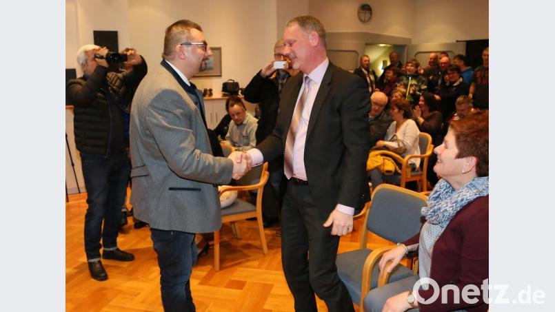 BLB-Kandidat Hubert Süß (links) ist der erste, der Georg Hoffmann (CSU) zur gewonnenen Wahl gratuliert. Bild: Hösamer