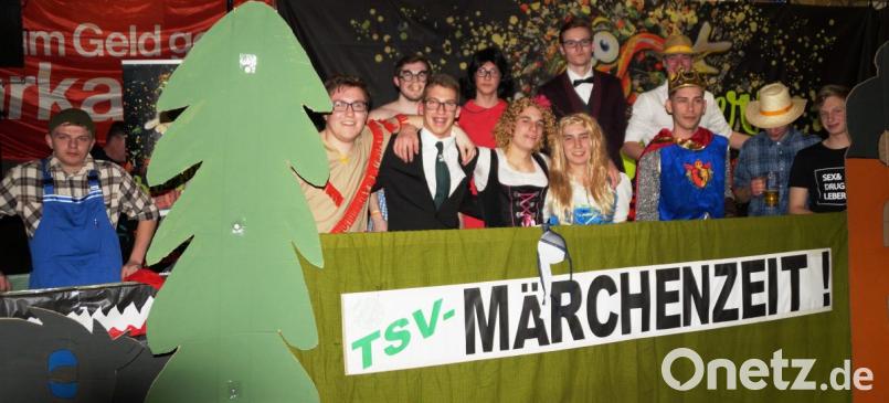 Bei einer Einlage präsentierte die TSV-Crew ein altbekanntes Märchen in einer neuen Fassung: „Rotkäppchen und der Wolf“, in der Version von „Umberto Trinkgefäß“, erheiterte die Zuschauer sehr. Bild: weu