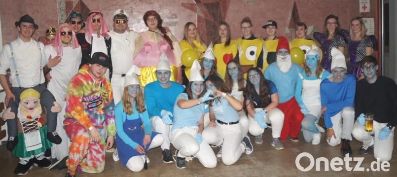 Minions, Schlümpfe, Ölscheichs und Traumschiff-Kapitän: Jede Menge bunter Kostüme und fantasievolle Verkleidungen gab es beim Sportlerball in Dieterskirchen zu sehen. Bild: weu