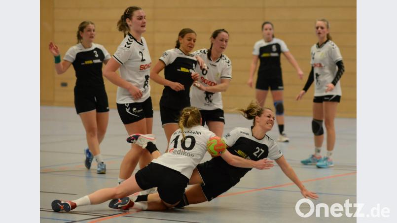 Die Mannschaften schenkten sich nichts und es ging hart zur Sache. In dieser Szene wird HSG-Spielerin Carina Czichon (schwarz) gefoult. Bild: ham