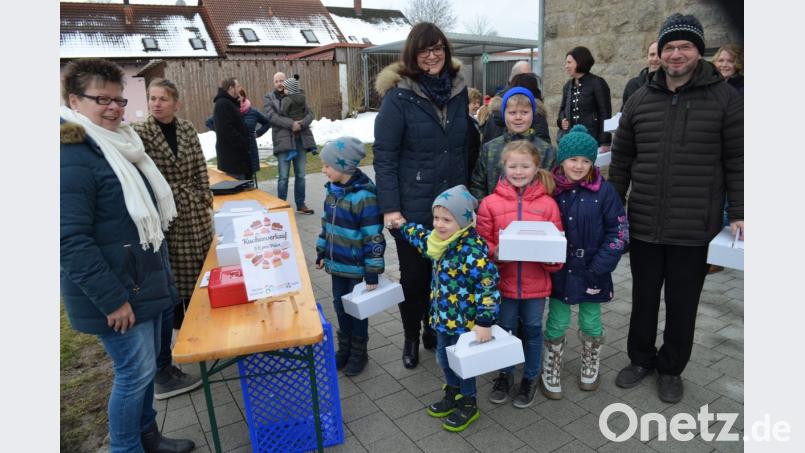 Pfarrer Thomas Stohldreier holt sich auch ein Kuchenpaket vom Elternbeirat. Bild: fz