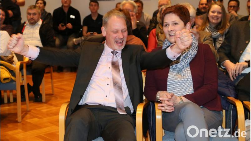 Georg Hoffmann ballt die Fäuste: Um 18.27 Uhr steht fest, dass er zum neuen Bürgermeister von Bodenwöhr gewählt ist. Mit ihm freut sich Gattin Antonia. Bild: Hösamer