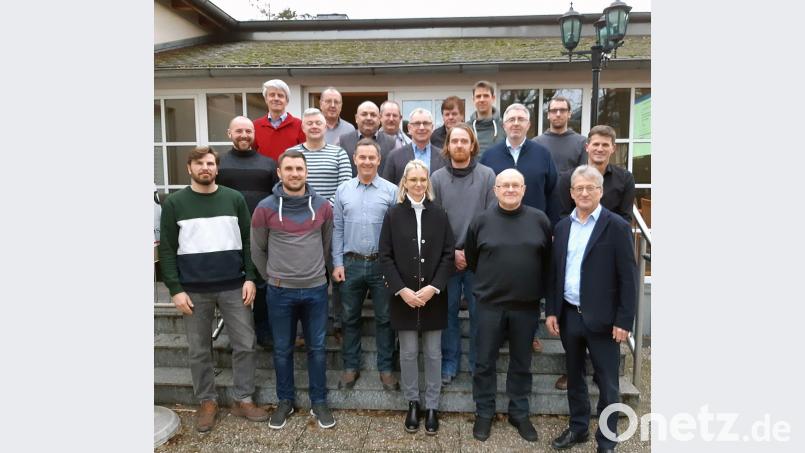 Schulfußballtagung des Bezirkes Oberpfalz mit den Fußball-Kreisschulobleuten, BFV-Funktionären sowie dem Bezirks-Vorsitzenden Thomas Graml (zweite Reihe, Zweiter von rechts), dem Regierungsvertreter Walter Ehrhardt (zweite Reihe, Vierter von rechts) und dem Landesschulobmann Martin Gradl (zweite Reihe, rechts). Bild: gth