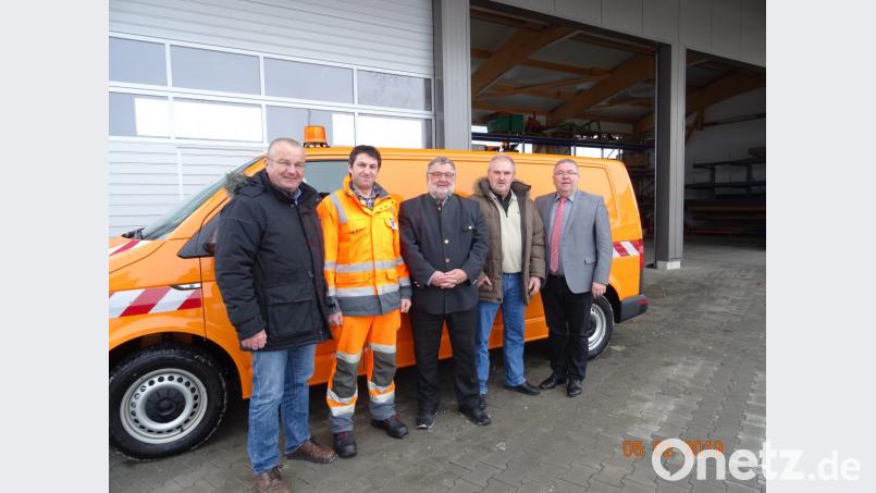Der Zweckverband übergibt die technische Leitung an die Gemeinde Schmidgaden. Das Bild zeigt von links Bürgermeister Josef Deichl (Schmidgaden), Bauhofleiter Markus Ries, Bürgermeister Armin Schärtl (Nabburg), den Geschäftsführer des Zweckverbandes, Hans Werner und Bürgermeister Josef Reindl (Schnaittenbach). Bild: ral