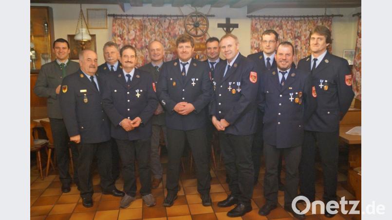 Langjährige Aktive der Feuerwehr Thanstein-Berg haben eine staatliche Ehrung erhalten. Dazu gratulierten (von links), Landrat Thomas Ebeling, Kreisbrandinspektor Richard Fleck, Kreisbrandrat Robert Heinfling sowie Bürgermeister Walter Schauer (Fünfter von links) und die Verantwortlichen der Wehr. Bild: rkp
