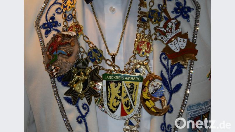 Die Präsidentenkette wurde Präsident Dieter Streber von Georg Kiener überreicht. Bild: egl