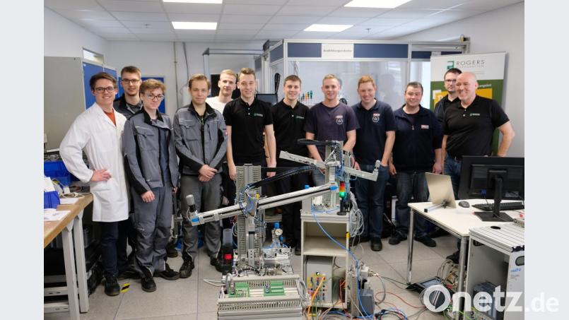 Abwechselnd trainieren die Rogers-Burschen mit den Teams von Tesa und Witron für den nationalen Berufswettbewerb der Mechatroniker, die &quot;World Skills Germany&quot; in Köln. Unser Bild zeigt die Teilnehmer-Duos aus Eschenbach und Offenburg mit ihren Trainern im Rogers-Ausbildungszentrum Eschenbach. Bild: do