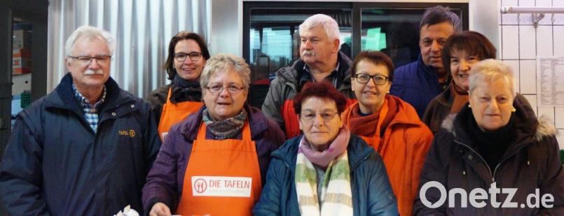 Friedrich Keller (links), Vorsitzender der Tafel, ist stolz auf seine Mitstreitern: Im Team der Ausgabestelle Oberviechtach verteilen insgesamt 19 engagierte Ehrenamtliche wöchentlich die Lebensmittel an die Bedürftigen. In der Ausgabestelle Neunburg bringen sich 18 Helfer ein. Bild: weu