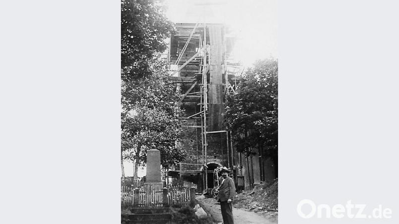1937 entstand dieses Foto vom Bau der Kirche. Darauf ist auch der vom "Club Überall" aufgestellte Gedenkstein für die Gefallen zu sehen. Bild: ld