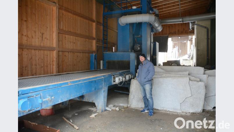 Daniel Gonsior darf künftig den Strahlenautomat zum Bearbeiten von Granit eine halbe Stunde früher als bisher in Betrieb nehmen. Bild: Gabi Schönberger