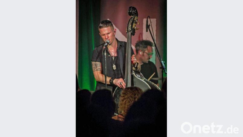 Der Rosenheimer Michael Unfried Fenzl ist ein begnadeter Kontrabassist, was er beim letzten Auftritt seiner Solo-Tournee im „Salute“-Saal eindrucksvoll unter Beweis stellt. Bild: lst