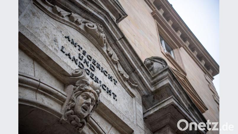 Der Schriftzug "Amtsgericht und Landgericht" ist an der Fassade des Gerichtsgebäudes in Regensburg zu sehen. Bild: Lino Mirgeler/dpa
