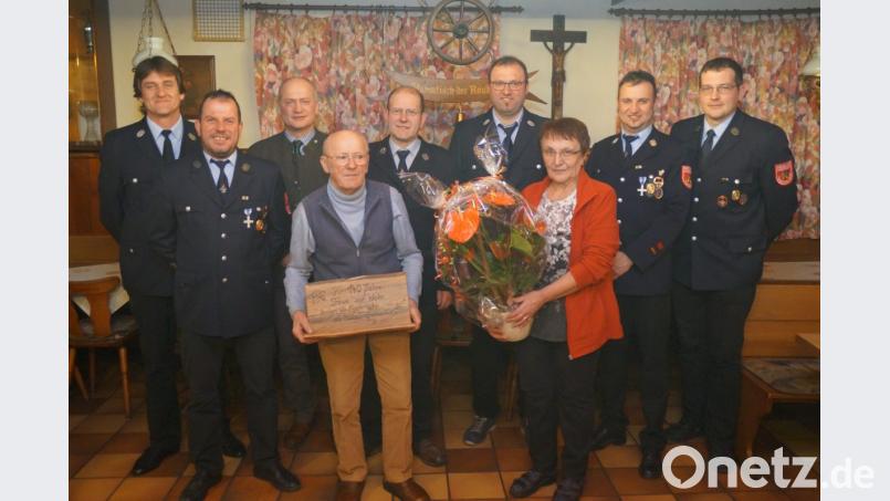 Die Wirtsleute Sieglinde und Anton Träxler (im Vordergrund) wurden für &quot;140 Jahre Vereinslokal&quot; ausgezeichnet. Mit auf dem Bild die Feuerführung, Bürgermeister Walter Schauer (Dritter von links) sowie die Mitglieder mit vereinsinternen Ehrungen. Bild: rkp