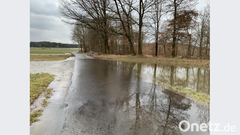 In der Gemeinde Kastl ist die Verbindungsstraße von Mühlhof nach Weha überschwemmt. Bild: rpp