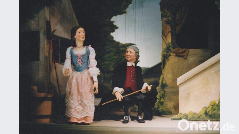 Auch die Figuren Bastienne (links) und Colas aus dem Stück „Bastien und Bastienne“ sind im Museum zu sehen. Bild: exb