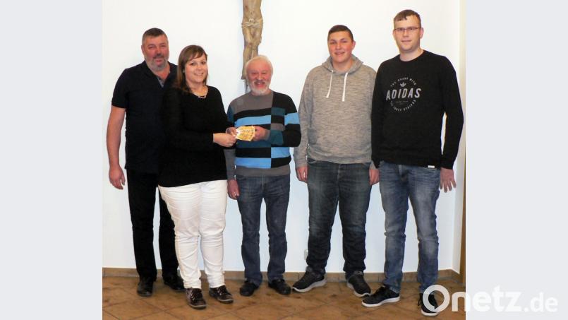 Hans Karl von der Aktion „Für das Leben und die Hoffnung“ (Mitte) freut sich über die 200-Euro-Spende der Katholischen Landjugend, vertreten durch Anna Schreglmann (links daneben) und weitere KLJB-Mitglieder. Karl möchte den Erlös der Minibrotaktion zweckgebunden für das Schulfrühstück in einem Gebirgsdorf verwenden. Bild: lep