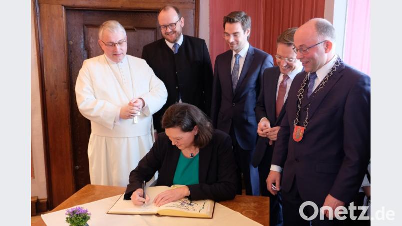 Dem Eintrag der Ehrengäste in das Goldene Buch der Gemeinde soll weitere nachhaltige Unterstützung folgen. Das erhoffen sich jedenfalls Kloster und Gemeinde. Unser Bild zeigt (von links) Abt Hermann Josef Kugler, Landrat Andreas Meier, Landtagspräsidentin Ilse Aigner, die Landtagsabgeordneten Stephan Ötzinger und Tobias Reiß sowie Bürgermeister Albert Nickl. Bild: do
