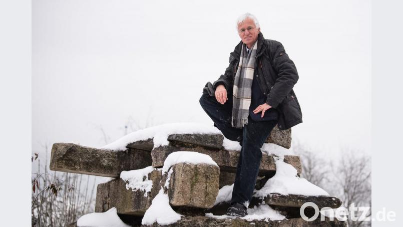 Matthias Popp, Stadtrat in Wunsiedel und Mitglied des Initiatoren-Teams der "Überparteilichen Wählervereinigung Große Landstadt Fichtelgebirge", sitzt in seinem Garten auf einem Kletterturm. Das Initiatoren-Team der "Überparteilichen Wählervereinigung Große Landstadt Fichtelgebirge" will, dass aus 42 Kommunen im Fichtelgebirge eine Stadt wird. "Große Landstadt Fichtelgebirge" soll das Gebilde heißen. Mit etwa 160 000 Einwohnern wäre es die viertgrößte Stadt im Freistaat. Bild: Nicolas Armer/dpa
