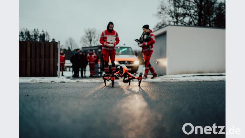 Neuzugang bei der Wasserwacht Hirschau: Die Drohne erleichtert den Rettern die Arbeit – vor allem in unwegsamem Gelände. Bild: Dominik Lenz