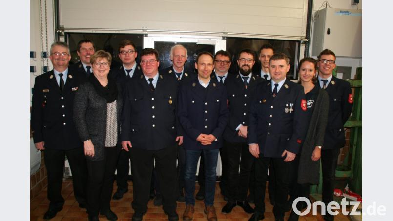 Sie leiten das Geschick der Hohenharder Feuerwehr in den nächsten sechs Jahren: Im Bild von links Kreisbrandmeister Günther Fachtan, Kommandant Stefan Schich, dritte Bürgermeisterin Gisela Kastner, Christoph Kastner, Reinhard Kastner, Erhard Sammeth, Thomas Kuhbandner, Markus Greger, Armin Köllner, Johannes Greger, Klaus Hellerl, Julia Greger und Manuel Kastner. Bild: fpoz