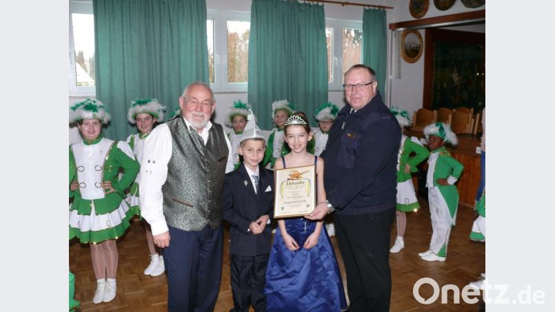 Otto Schönberger (vorne von links) wird an seinem 75. Geburtstag von Prinz Michael I., Prinzessin Fiona I. und Hofmarschall Dieter Graf überrascht und zum Ehrensenator ernannt. Bild: dg