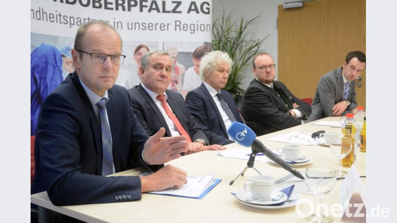 Das "Zukunftskonzept 2020" der Kliniken Nordoberpfalz AH steht. Vorstand Josef Götz (von links), OB Kurt Seggewiß sowie die Landräte Wolfgang Lippert und Andreas Meier sowie Pressesprecher Michael Reindl stellten es am Montag vor. Bild: Gabi Schönberger