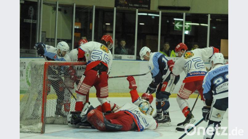 Der Peitinger Goalie Florian Hechenrieder stürzt sich auf die Scheibe, die Weidener Mirko Schreyer, Michael Kirchberger und Marco Pronath (von links in den blauen Trikots haben das Nachsehen. Die Blue Devils unterlagen am Sonntagabend dem neuen Tabellenführer mit 5:7. Bild: gb