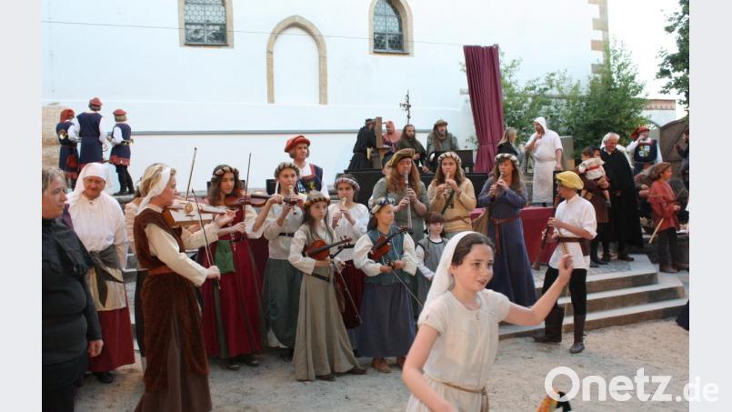 Den musikalischen Beiträgen und der Bandbreite an Mitwirkenden im Festspiel erteilten die Befragten eine gute Note. Schülerinnen des Ortenburg-Gymnasiums haben beim Publikum ein Urteil über die Neuinszenierung ermittelt. Bild: lg