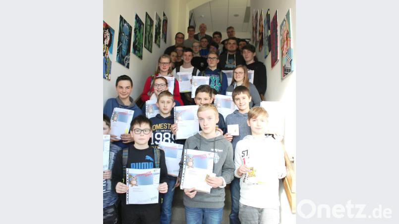 Schulleiter Oberstudiendirektor Joachim Zembsch und Wettbewerbs-Betreuer Oberstudienrat Stefan Landgraf gratulierten den ausgezeichneten Schülern bei der Preisverleihung. Bild: exb