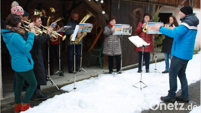 Musikalisch gratulierte auch der Posaunenchor der evangelischen Gemeinde. Bild: lk