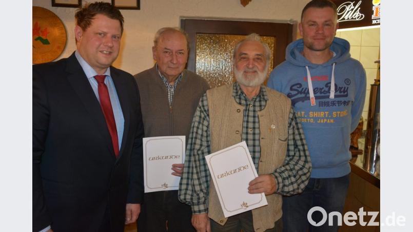 Langjährige Mitglieder ehrten die Naturfreunde bei ihrer Jahresversammlung. Im Bild (von links) zweiter Bürgermeister Stefan Grillmeier, Herbert Bauernfeind, Reinhold Scheuch und Vorsitzender Tobias Markovsky. Bild: jr