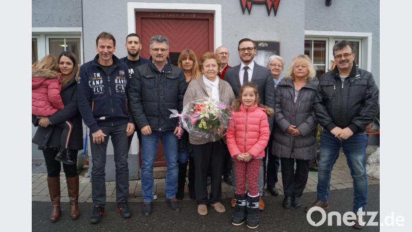 Marianne Renner feierte am Samstag im "Roten Ochsen" mit der Familie, Verwandten und Gemeindevertretern bei guter Gesundheit den 85. Geburtstag. Bild: du