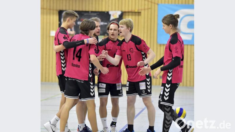 Der VC Amberg bejubelt den nächsten Sieg auf dem Weg zur Meisterschaft in der Volleyball-Bayernliga. Rechnerisch braucht das Team von Spielertrainer David Fecko aus den noch vier ausstehenden Partien zwei Siege. Archivbild: Hubert Ziegler