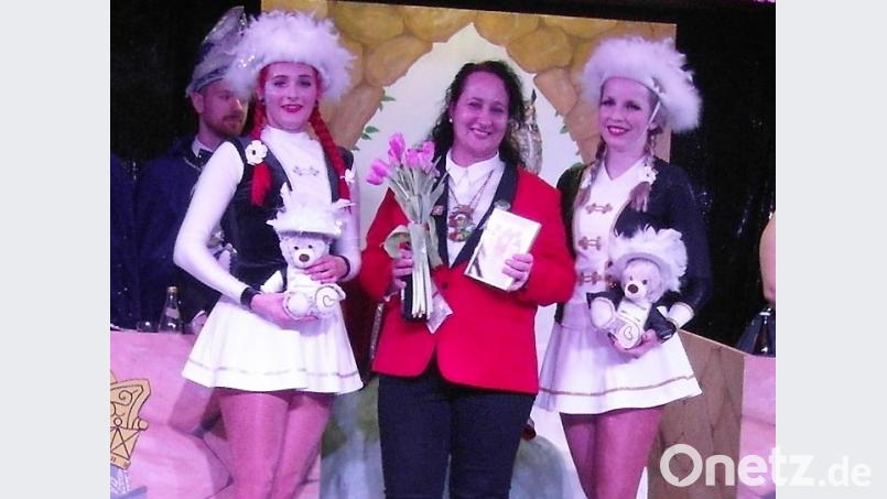 Blumen und Präsente gibt es für die Tanzmariechen Larissa Bothner (rechts) und Melissa Bregler sowie ihre Trainerin Michaela Ernstberger (von links). Bild: hl