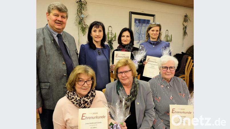FU-Chefin Renate Müller (vorne, Mitte) ehrt mit Bürgermeister Martin Schregelmann (hinten, von links) und Kreisvorsitzender Tanja Schiffmann den treuen Mitgliedern Alexandra Schregelmann und Brigitte Faltenbacher sowie Waltraud Zwack (vorne, links) und Eva Feige (vorne, rechts). Bild: wlr