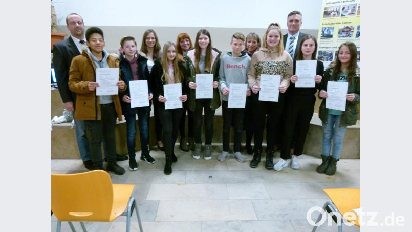 Schulleiter Thomas Reitmeier und Diplompädagogin Iris Kettel (hinten, von rechts) übergeben den neuen Konfliktlotsen der Wirtschaftsschule im Beisein von stellvertretendem Schulleiter Bernhard Miedl (hinten, von links) sowie den Lehrkräften Stefanie Walbert und Elke Spitaler die Zertifikate. Bild: rn