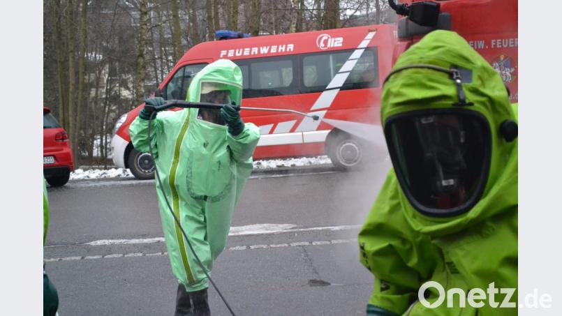 Die Chemieschutzanzüge schützen die Feuerwehrleute. Bild: exb