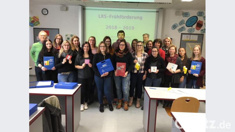 21 pädagogische Kräfte aus Kindergärten im Landkreis Schwandorf bilden sich drei Tage lang fort, um bei Lese- und Rechtschreibschwächen frühzeitig helfen und fördern zu können. Bild: exb/Regina Hildwein