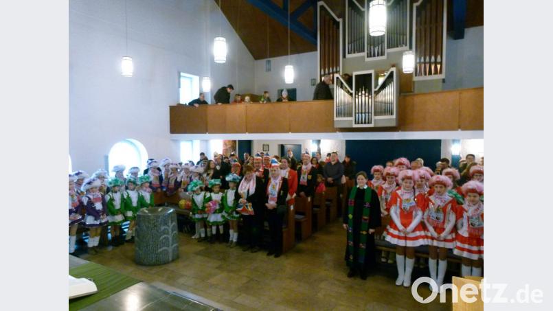 &quot;Gott,lass uns lebendig erfahren, dass wir zusammengehören&quot;, beten die Garden der Eschenbacher Faschingsgesellschaft in der Kreuzkirche Bild: rn