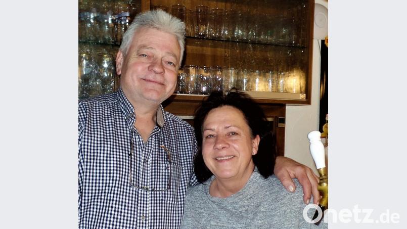 Der Kohlberger Gastwirt Richard Frieser feiert 60. Geburtstag. Zu den ersten Gratulanten zählte natürlich seine Frau Rita, die aus der Gastwirtschaft auf dem Fahrenberg stammt. Bild: jml