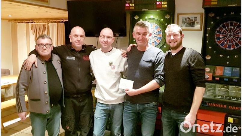 Die Gewinner der Vereinsmeisterschaft im Dart mit Vorsitzendem Reiner Ockl (links) sowie Turnierleiter Markus Wenning, Hannes Walbrunn, Alex Moser und Andy Härtl. Bild: njn