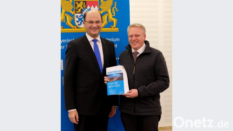 Albert Füracker (links), Staatsminister der Finanzen und für Heimat, übergibt Bürgermeister Jürgen Kürzinger den Förderbescheid für den Markt Kirchenthumbach. Bild: lep