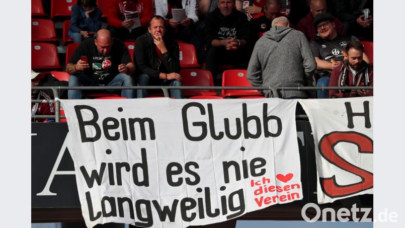 Clubfans wissen, worauf sie sich einlassen: &quot;Beim Glubb wird es nie langweilig. Ich liebe diesen Verein&quot;, stand beim Bundesligaspiel des 1. FC Nürnberg gegen 1899 Hoffenheim am 8. Spieltag im Max-Morlock-Stadion auf einem Banner. Archivbild: Daniel Karmann/dpa