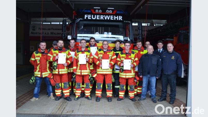 Die Chemieschutzanzüge schützen die Feuerwehrleute. Bild: exb