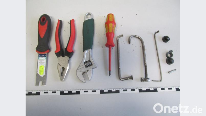 Einbruchswerkzeug hat die Polizei im Auto der beiden mutmaßlichen Einbrecher gefunden. Bild: Polizei Amberg