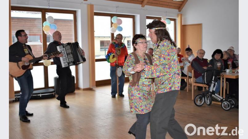 Natürlich durfte beim Fasching im evangelischen Gemeindehaus auch das Tanzbein geschwungen werden. Bild: rgr