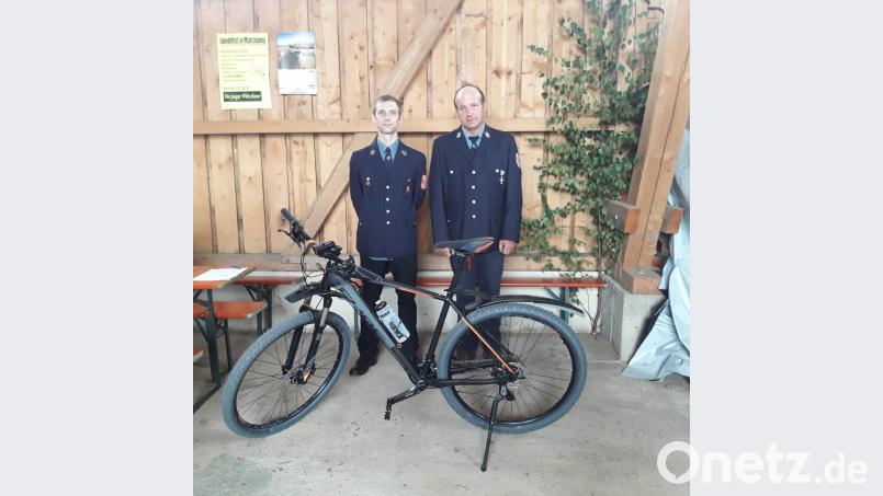 Kommandant Josef Fischer (links) dankte Bernhard Hecht (rechts) beim Jakobifest in Marchaney für sein Engagement. Bild: exb