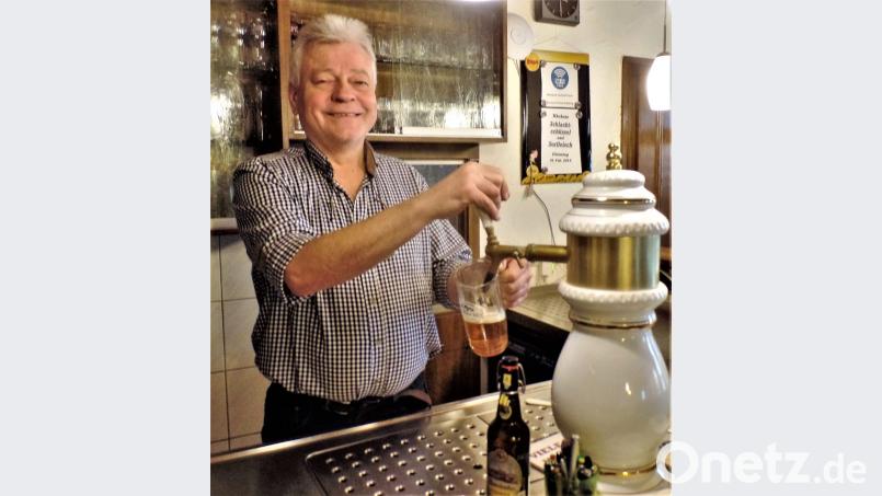 Sein liebster Platz ist immer hinter der Theke. Der Kohlberger Gastwirt und Metzger Richard Frieser feiert 60. Geburtstag. Bild: jml