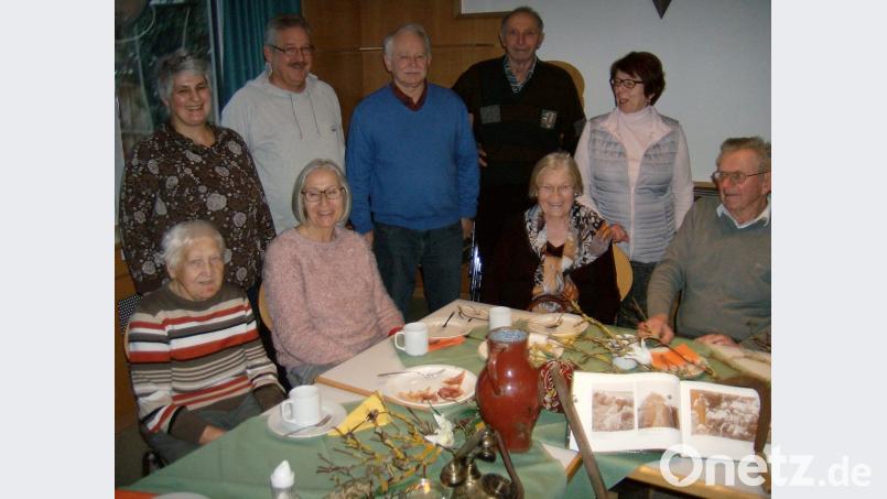 Mit Texten aus seinem Buch „Is wöis moch“ regte Mundartautor Georg Wagner (Mitte) die AOVE-Angehörigengruppe Leben mit Demenz zum Erfahrungsaustausch über die „gute alte Zeit“ im Winter an. Bild: Erika Brönner